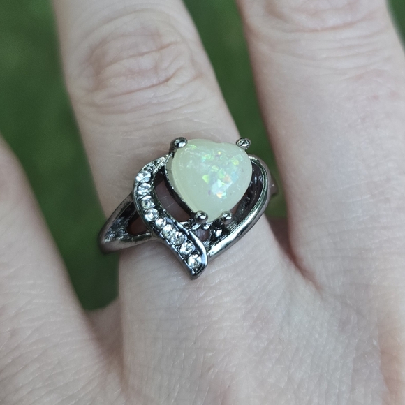 🤍 Opalite Black Heart Ring - Picture 2 of 8